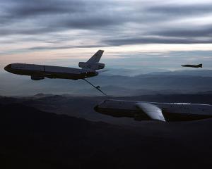 هواپیما در حال سوخت گیری