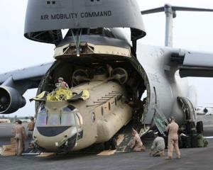 هواپیما در حال بارگیری